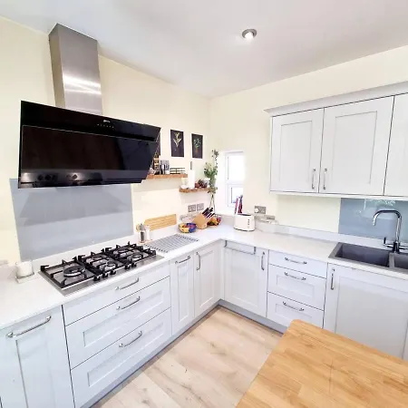 Cosy Family Haven: Spacious 3-Bedroom Retreat In Christchurch-2