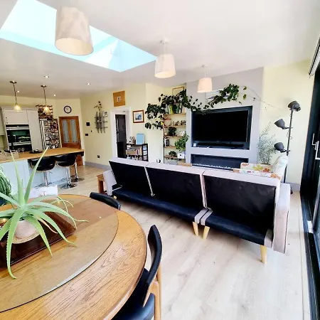Cosy Family Haven: Spacious 3-Bedroom Retreat In Christchurch-3